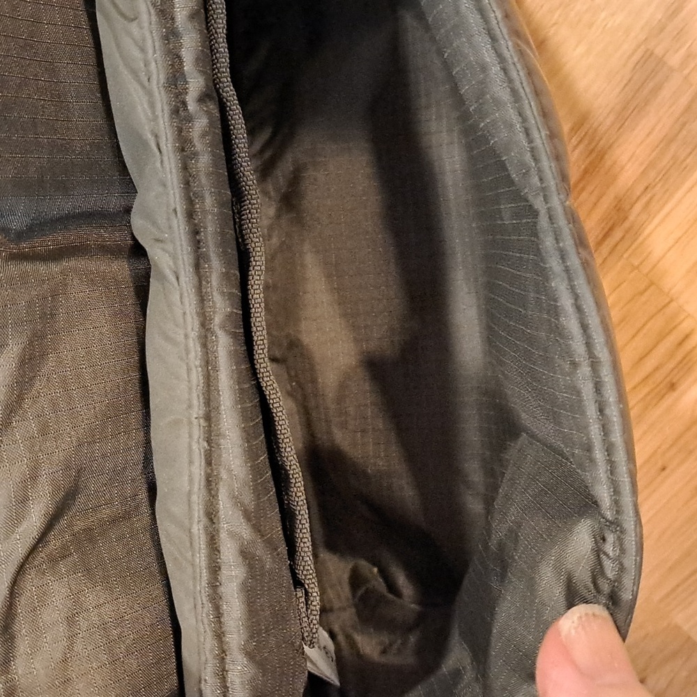 Ugg Quilted Olive Crossbody Discontinued Bag - Picture 5 of 8